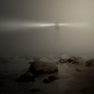 Phare dans la brume.