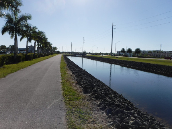 L'intersection de Collier et Immokalee, en regardant vers l'est.