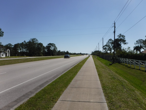 Maison demi-abandonn� � gauche, �cole d'�quitation � vendre � droite.