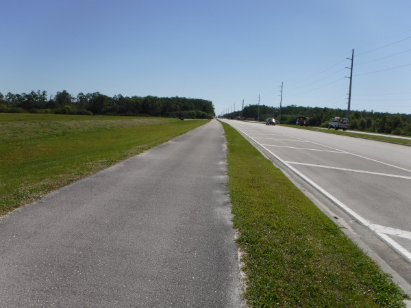 Ouf, de retour sur une piste cyclable, encore du c�t� nord de la route.