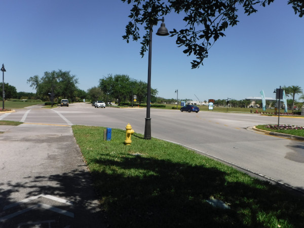 Poste de pompier et futur quincaillerie au loin.