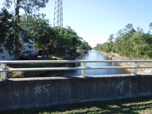 � droite du poste de pompier, un des nombreux canaux (la Floride est � peu pr�s au m�me niveau que la mer).