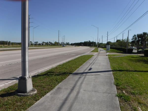 On ne le voit pas bien ici, mais vers la droite il y a un petit centre d'achat.