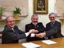 De gauche � droite: Robert Laroche, VP de DSM, Mgr Dennis Drainville, et Marcel Arteau, Pr�sident de DSM.