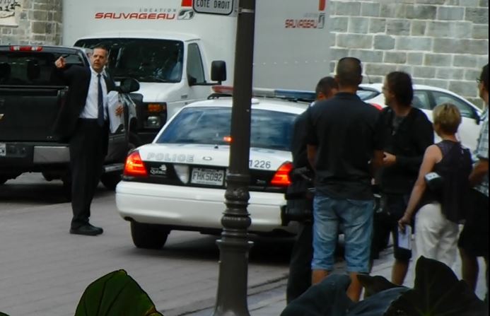 Deuxi�me discussion avec les policiers. On voit le groupe de journalistes � droite, avec TVA, la SRC, etc.