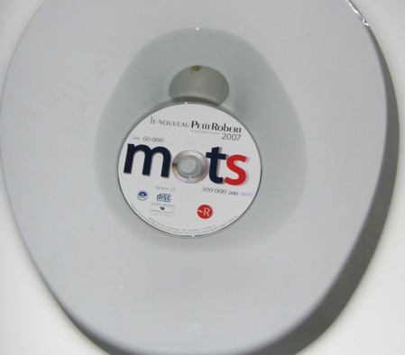 Petit Robert dans la cuvette de la toilette