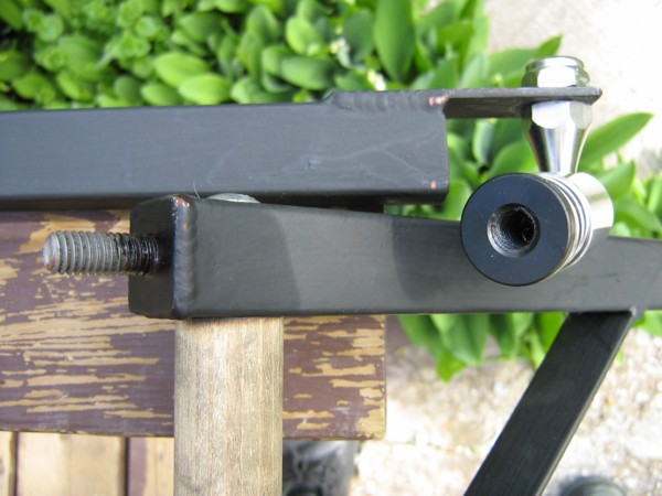 Connection entre la poign�e du cabrouet et le c�t� femelle du joint � rotule.