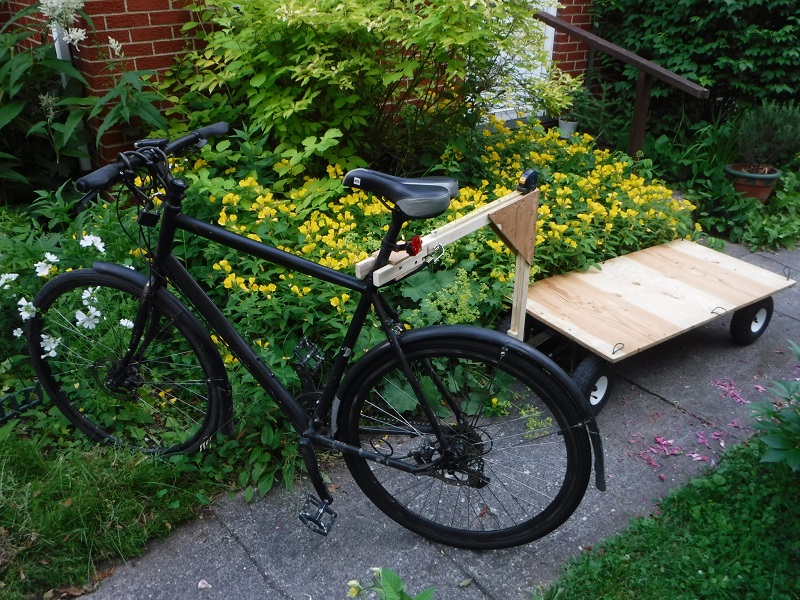 Vue d'ensemble du chariot, du v�lo, et du timon d'attelage entre les deux.