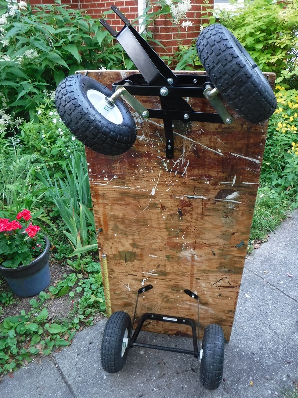 Vue du dessous du chariot: quatre roues et m�canisme de direction.