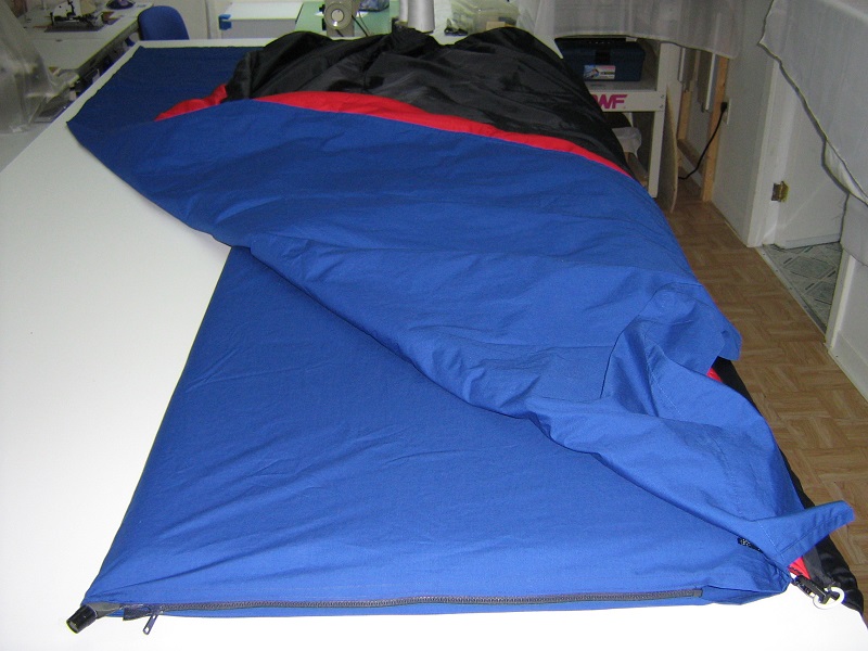 Le drap int�gr� recouvrant le matelas auto-gonflant et retenant le sac-de-couchage.