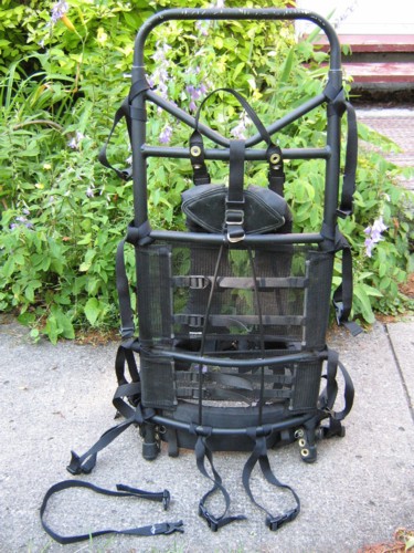 Havresac � cadre externe, avec sangles d'accessoire.