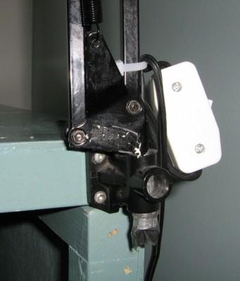 Ferrure pour tenir la lampe-cigogne (avec interrupteur plus facile � trouver la nuit).