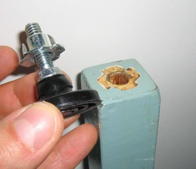 Patte ajustable (les portes ne ferment pas si un plancher in�gal fait tordre leur ouvertures).