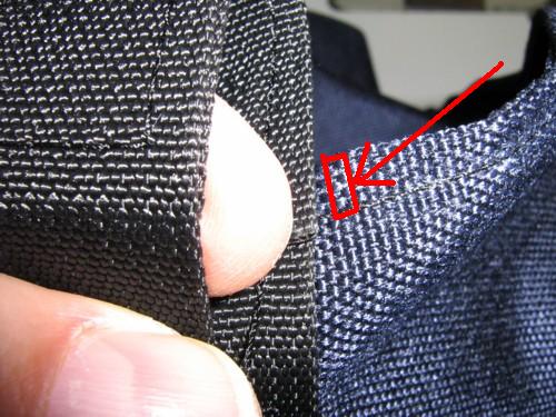 Couture de la boucle de suspension, partie faite de l'ext�rieur du sac.