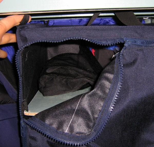 Rebord descendant de l'�tag�re du haut, et tournant du zip.