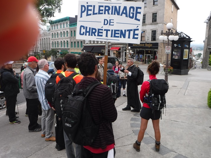 Au d�part: Encouragements du pr�tre avant le d�part de la Basilique de Quebec.