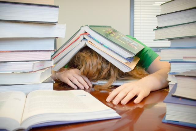 Enterr� sous les livres � lire.