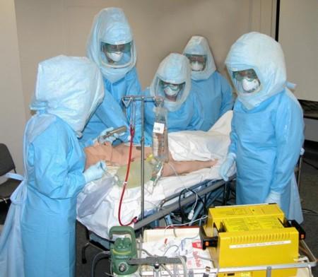 �quipe de philosophes montrant comment aborder Noam Chomsky en toute s�curit�.