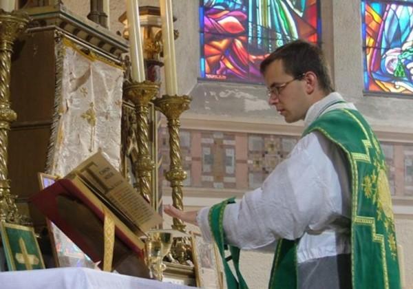 The first parish Priest of the FSSP in Quebec City, Fr. Guillaume Lodd�.