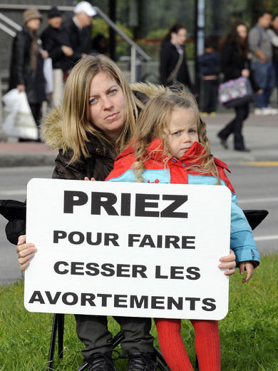 Une m�re et sa fillette prient.