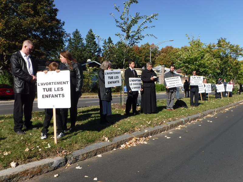 Monsieur l'abb� Laurent Demets, FSSP, motivant ses troupes.