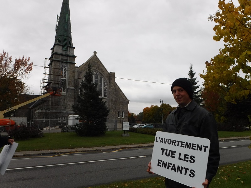 Saint-Charles-Garnier � gauche, un futur saint martyr Canadien � droite.